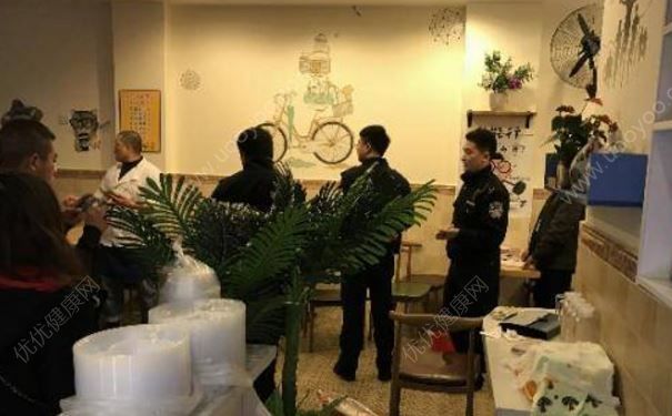 四川某校外餐馆疑似食物中毒事件，46人被送医救治(4)