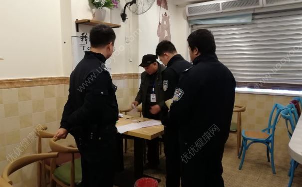 四川某校外餐馆疑似食物中毒事件，46人被送医救治(3)