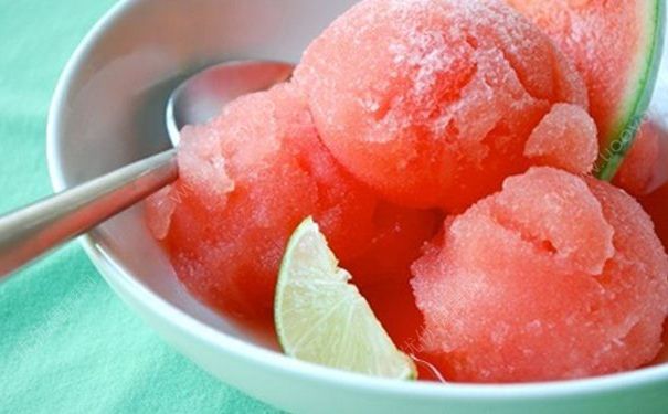 冰西瓜吃了胃痛怎么回事？夏季吃西瓜有哪些注意事项？(1)