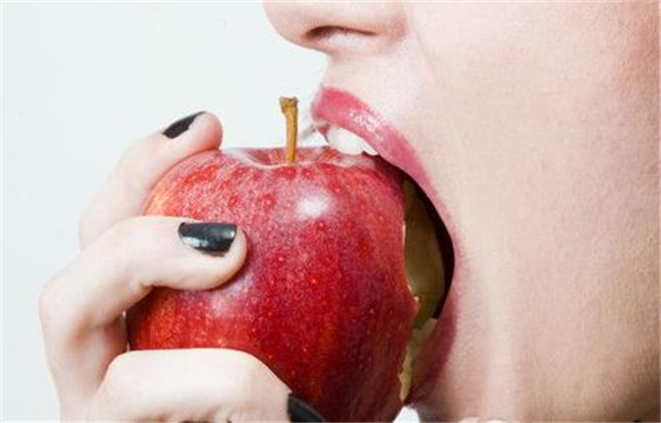 晚上吃苹果好吗，吃苹果的正确时间（饭后两小时吃最好）